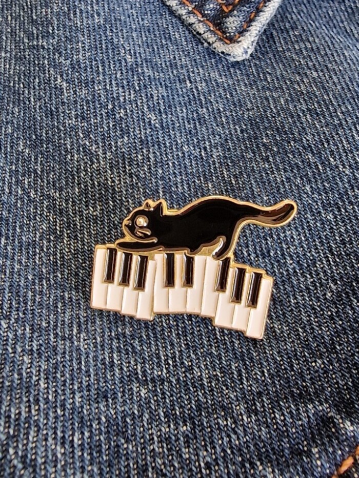 Pin Kat op piano