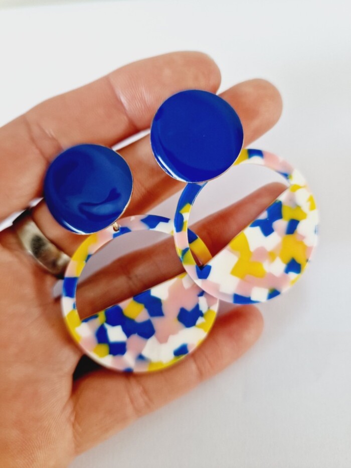 Oorbellen 713- blauwe emaille oorsteker met hars