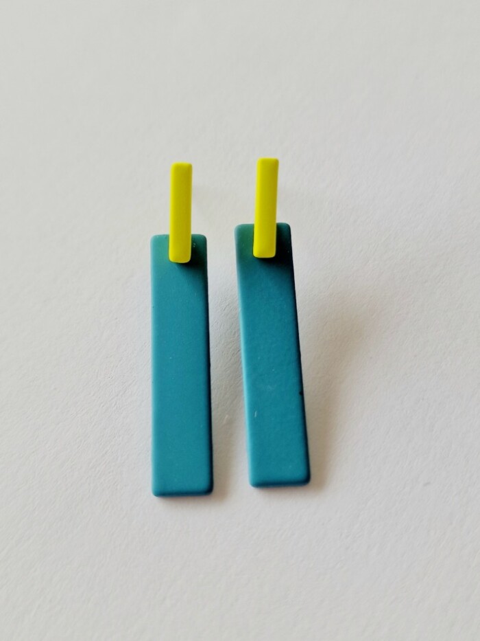 Oorbellen_764 - Blauw staafje met fluo gele steker