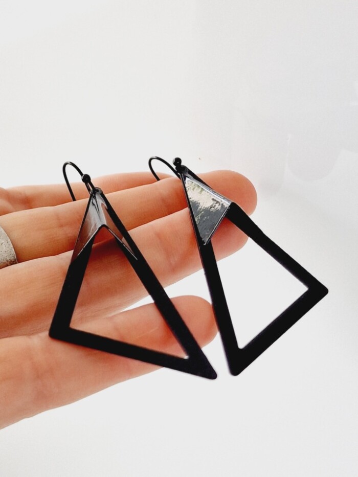 Oorbellen_800- zwarte driehoek met 3D zwarte driehoek