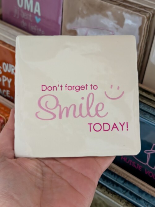 Tegel - Don't forget to smile today - Crème met warm roze