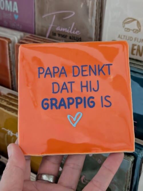 Tegel - Papa denkt dat hij grappig is - Oranje met kobaltblauw