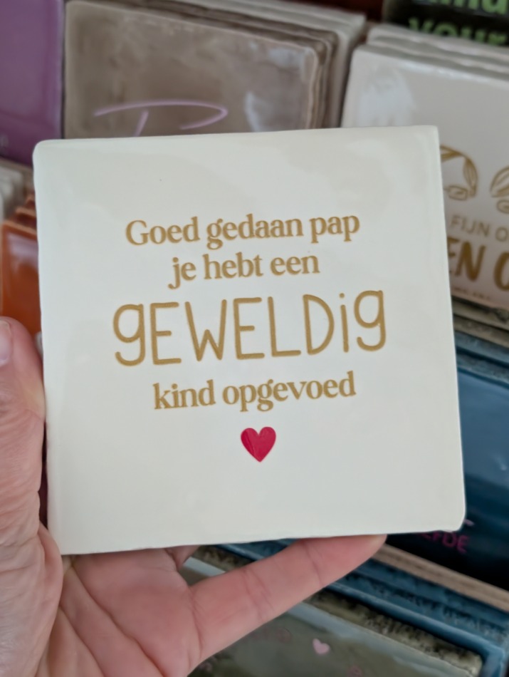 Tegel - Goed gedaan pap, je hebt een geweldig kind opgevoeg - Crème met goud en rood