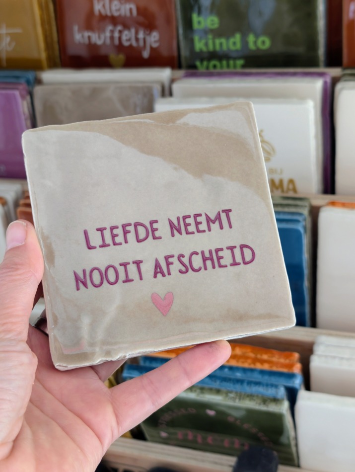 Tegel - Liefde neemt nooit afscheid - Taupe met cherry