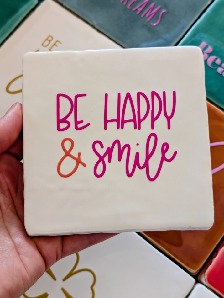 Tegel - Be happy & smile - Crème met fuchsia en oranje
