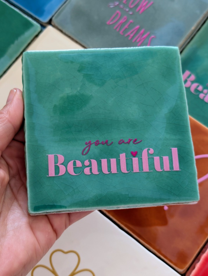 Tegel - You are beautiful - Groen met warmroze en fuchsia