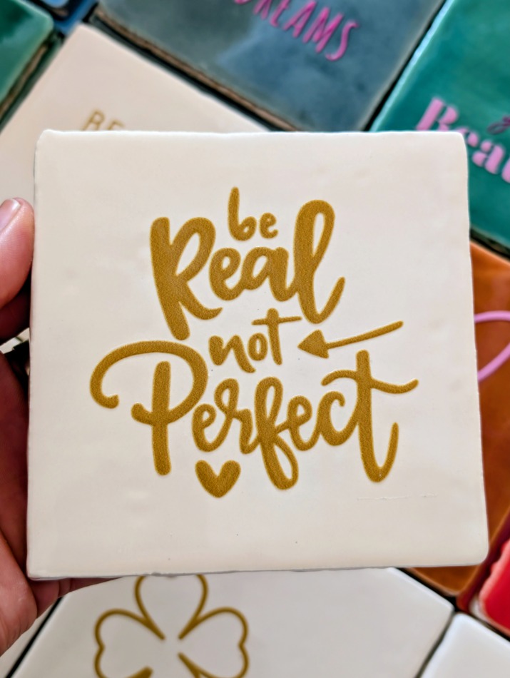 Tegel - Be real, not perfect - Crème met goud