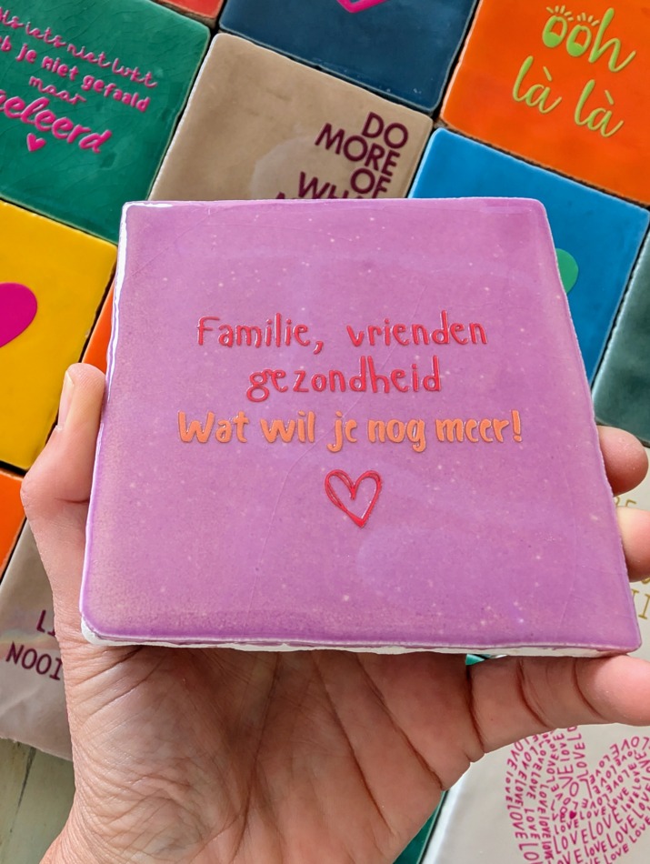 Tegel - Familie, vrienden, gezondheid - Lila met rood en oranje
