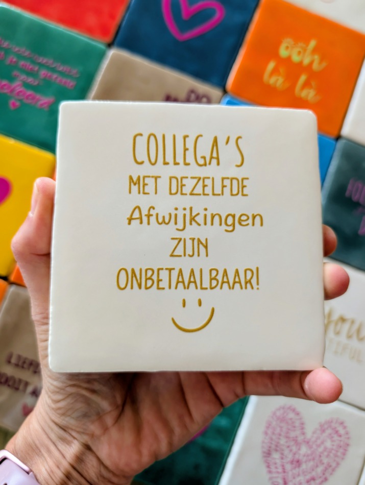 Tegel - Collega's met dezelfde afwijkingen zijn onbetaalbaar - Crème met goud