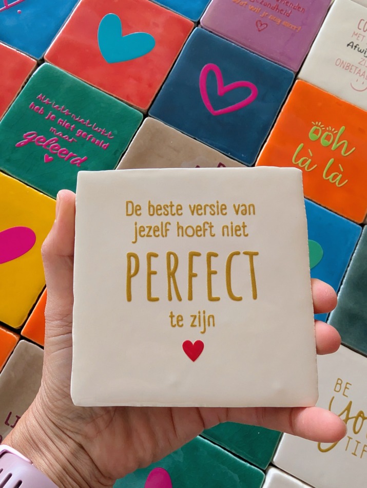 Tegel - De beste versie van jezelf hoeft niet perfect te zijn - Crème met goud