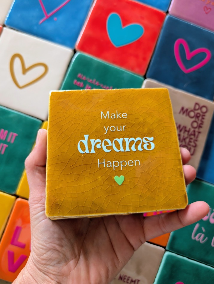 Tegel - Make your dreams happen - Oker met lichtgroen en lime