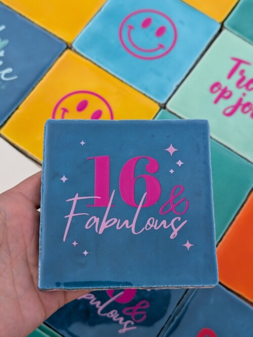 Tegel - 16 and fabulous - Teal met fuchsia
