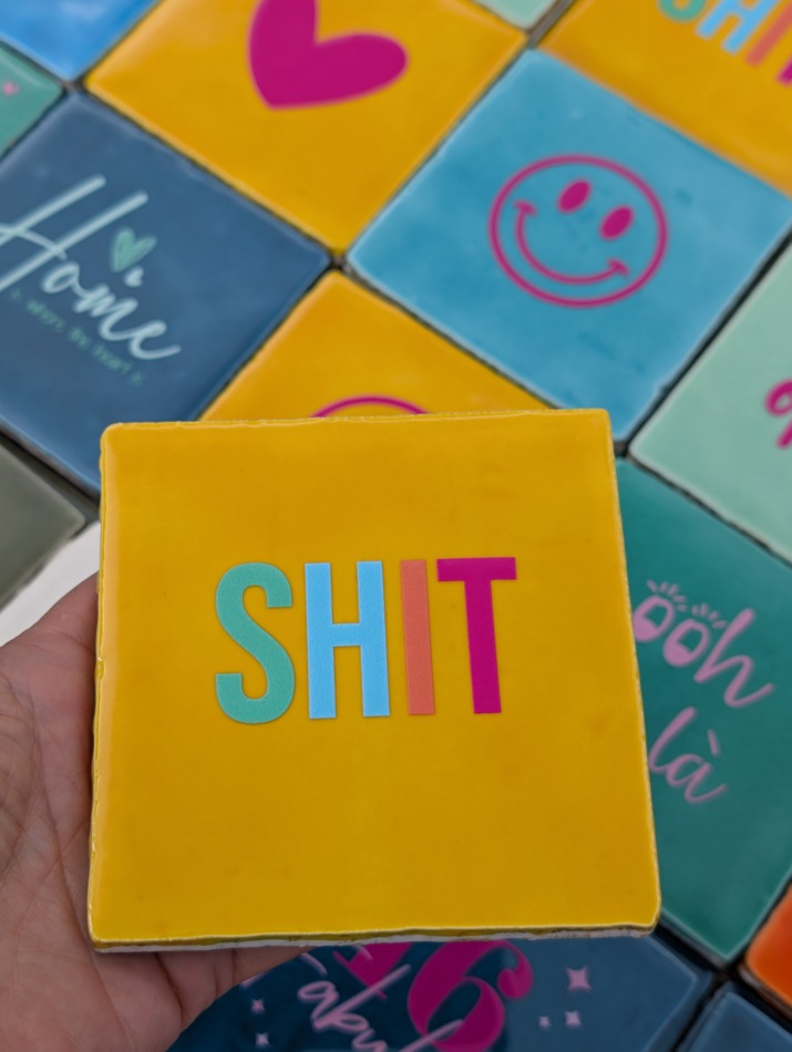 Tegel - Shit - Geel met kleurrijk opschrift