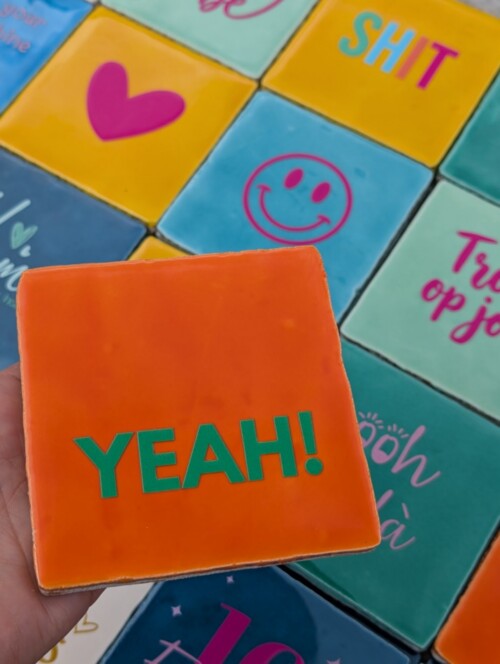 Tegel - Yeah - Oranje met knalgroen