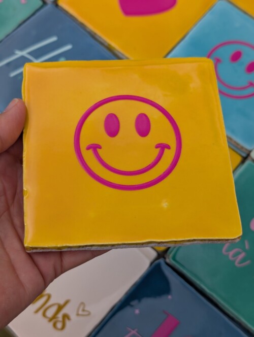 Tegel - Smiley - Geel met fuchsia