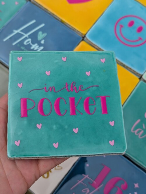 Tegel - In the pocket - Turquoise met fuchsia