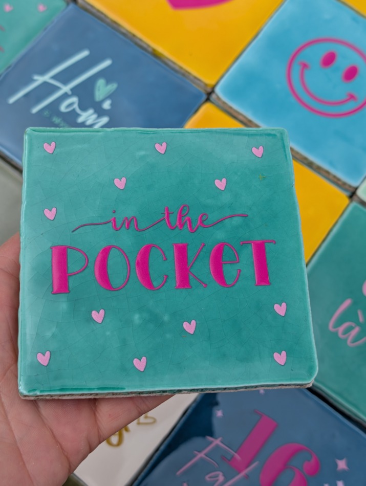 Tegel - In the pocket - Turquoise met fuchsia