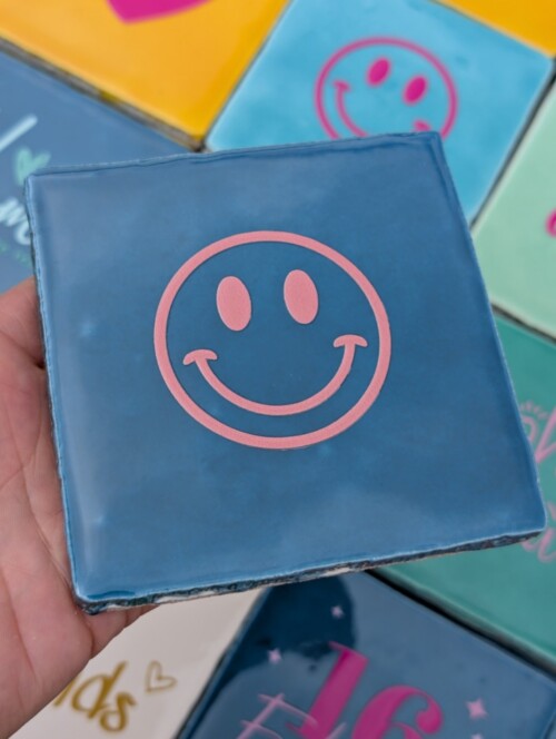 Tegel - Smiley - Teal met zalm roze