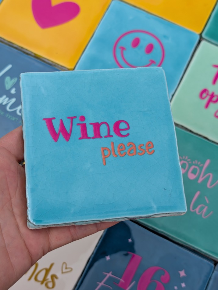 Tegel - Wine please -Turquoise met knalroze en oranje