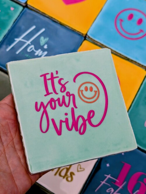 Tegel - It's your vibe - Mint met fuchsia en oranje
