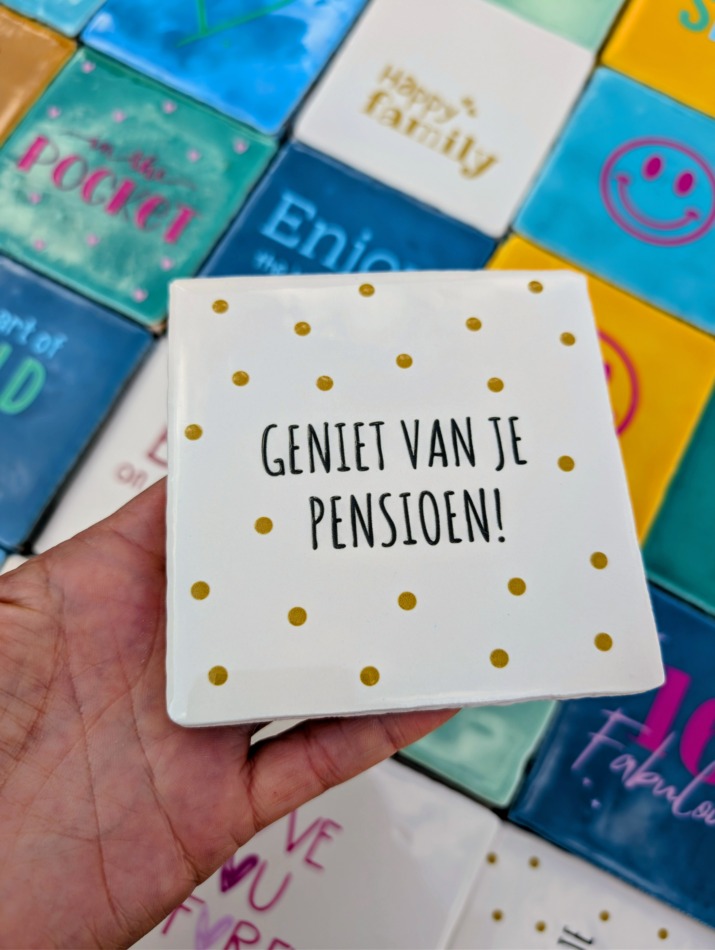 Tegel - Geniet van je pensioen - Crème met zwart en gouden bolletjes