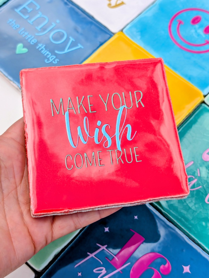Tegel - Make your wish come true- Rood met blauw en mint