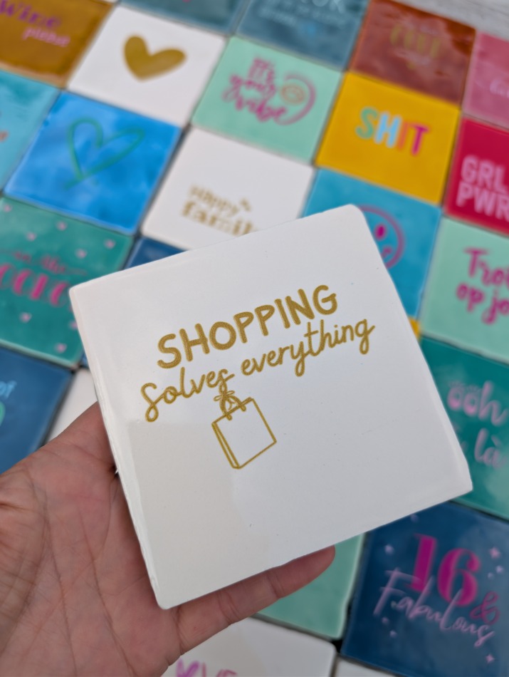 Tegel - Shopping solves everything - Crème met goud