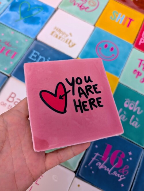 Tegel - Hartje You are here - Roze met rood en zwart