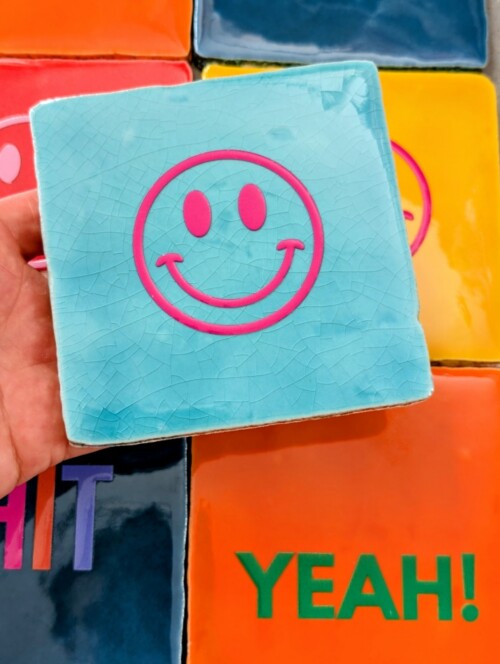 Tegel - Smiley - Turquoize met fuchsia